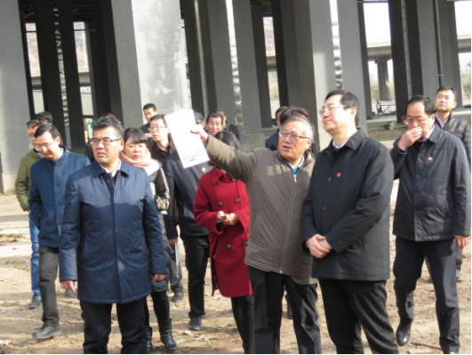 省委常委、西寧市委書記王曉在青海省物產(chǎn)集團(tuán)總公司黨委書記、總經(jīng)理王玉輝陪同下，深入青海物產(chǎn)朝陽(yáng)物流園區(qū)。
